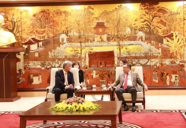 정원주 대우건설 회장(왼쪽)이 지난 4일 쩐 시 타잉 하노이시 인민위원장과 만나 대화하고 있다. [대우건설 제공. 재판매 및 DB 금지]