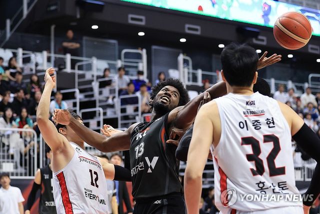 골밑 싸움하는 해먼즈