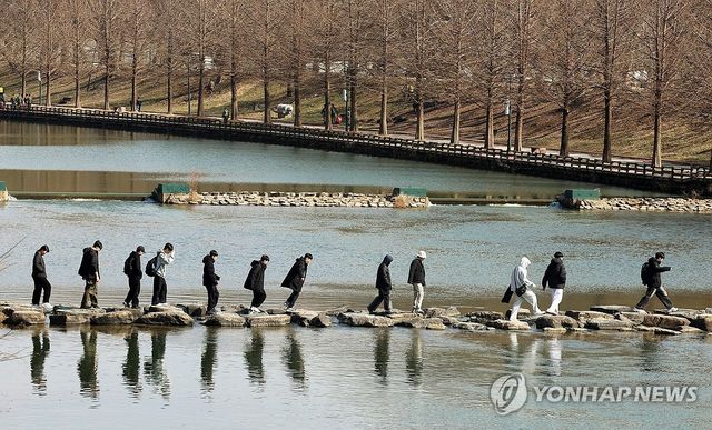 봄이 온 징검다리