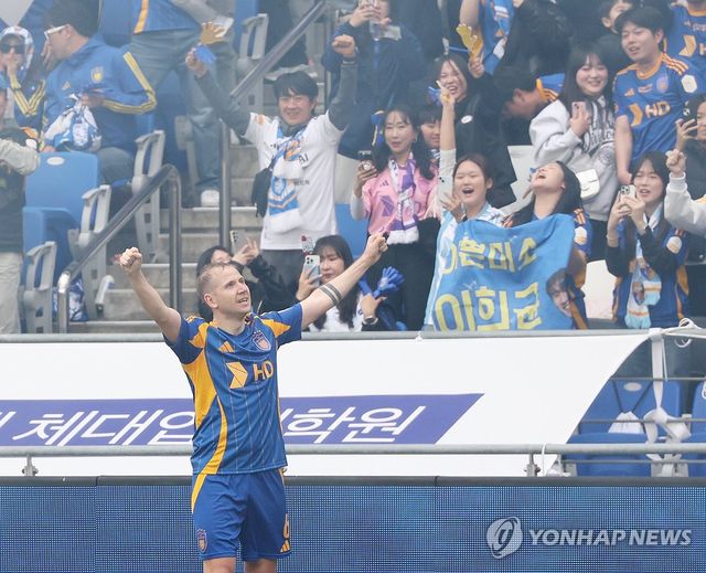 팬들과 환호하는 보야니치