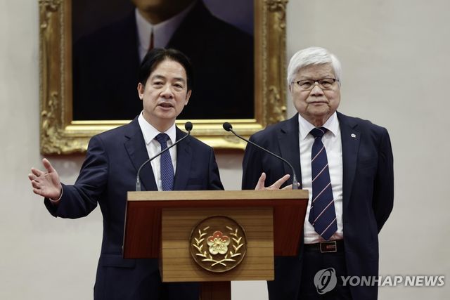 공동 기자회견하는 라이칭더 대만 총통(왼쪽)과 웨이저자 TSMC 회장.