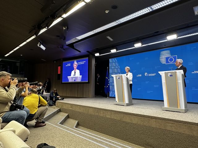 심야 기자회견하는 EU 지도부