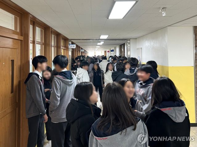 쉬는 시간, 학생들로 가득 찬 복도