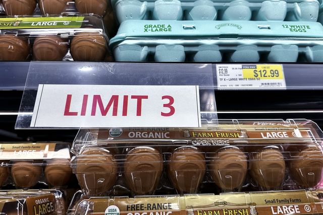 미국 식료품점 계란 코너에 구매 제한 안내문이 붙어 있다. 
