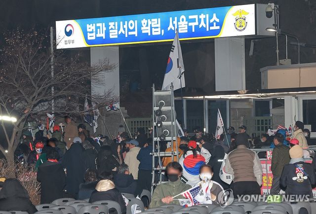 서울구치소 앞 윤 대통령 지지자들