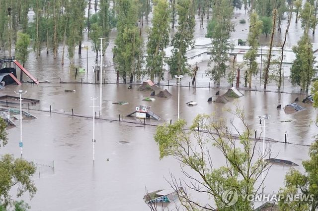 7일(현지시간) 침수된 아르헨티나 도심 거리