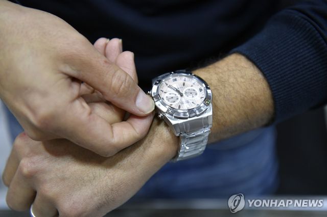 서머타임 시작에 맞춰 시곗바늘 돌리는 남성