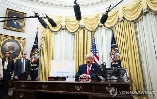 기자들과 문답하는 트럼프 미국 대통령