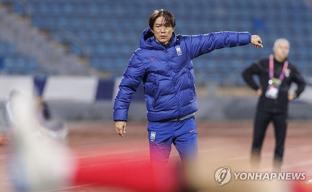 작전 지시하는 홍명보 감독