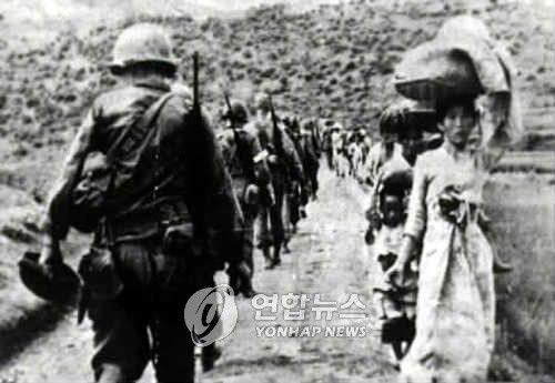 1950년 한국전쟁 발발 후 남하하는 수천 명의 피난민과 북상하는 아군의 모습.