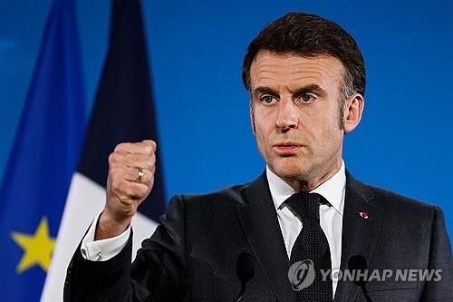 6일 EU 긴급 정상회의 후 기자회견하는 마크롱