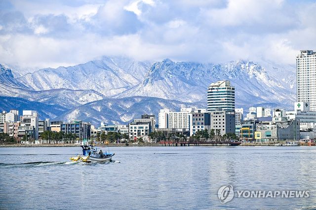 눈 쌓인 설악산과 청초호