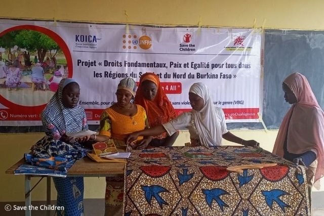 재봉 기술을 배우는 부르키나파소 여성 청소년들