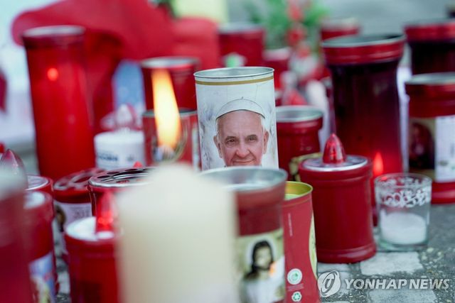 교황 쾌유 기원하는 촛불