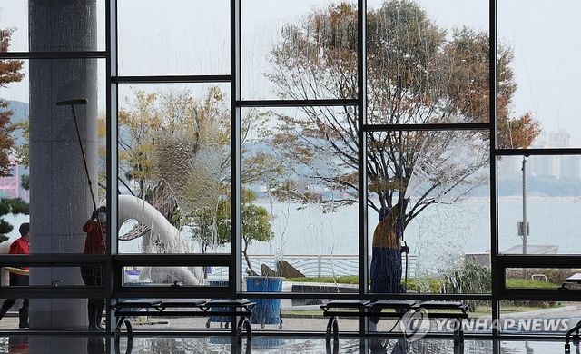 '묵은 때 벗기자' 유리창 청소