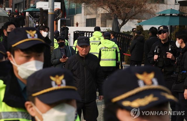 윤 대통령 석방 소식에 관저 인근 보안 강화