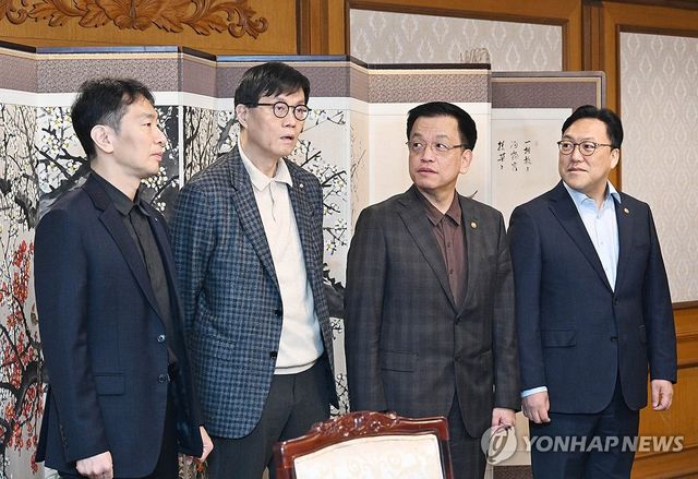 최상목 권한대행, 거시경제·금융현안 간담회 대화