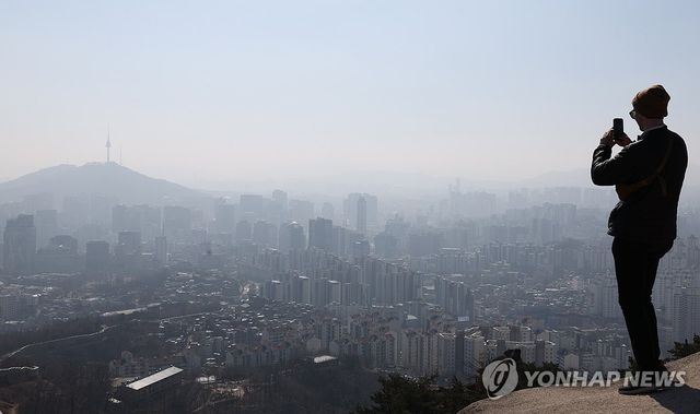 기온 올라가자 미세먼지 가득