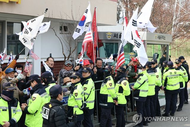 서울구치소 앞 윤 대통령 지지자들
