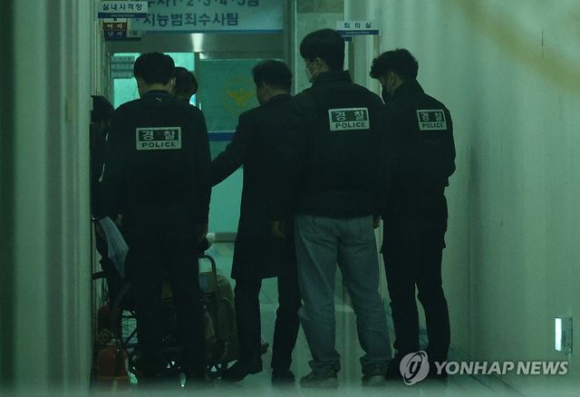 휠체어 타고 조사실 나오는 초등생 살해 교사