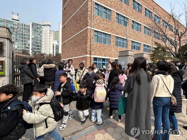 교문 앞 북적북적