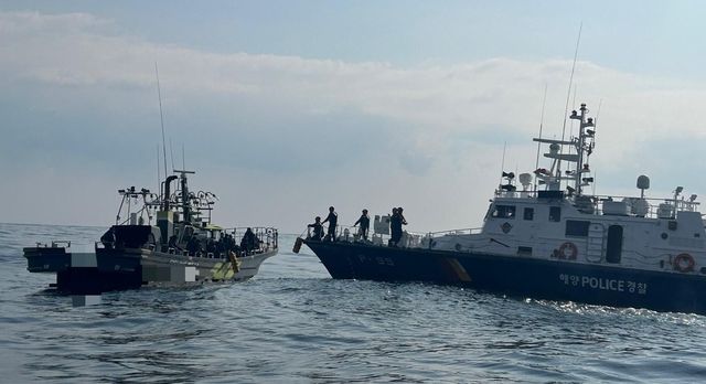 고장난 낚시어선(왼쪽)