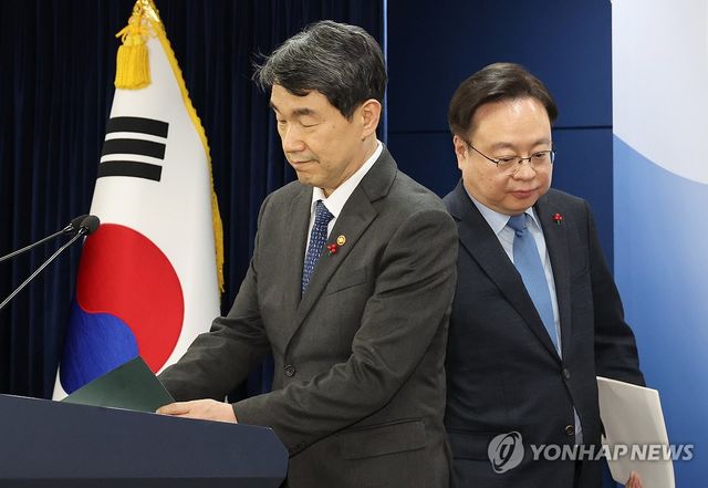 브리핑룸 들어서는 이주호 부총리와 조규홍 장관