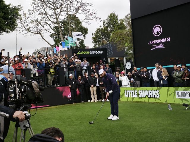 첫 홀 욘 람의 티샷 전 모습. 