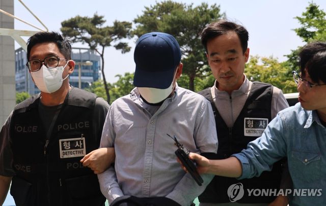 '외도 의심' 여친 살해 50대 영장심사 출석
