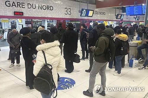 (파리 AP=연합뉴스) 7일 프랑스 파리 북부 근교에서 2차 세계대전 당시 사용된 불발탄이 철로 인근에서 발견돼 파리 북부행 열차 운행이 전면 중단됐다. 시민들이 북역에서 기다리는 모습. 2025.03.07.