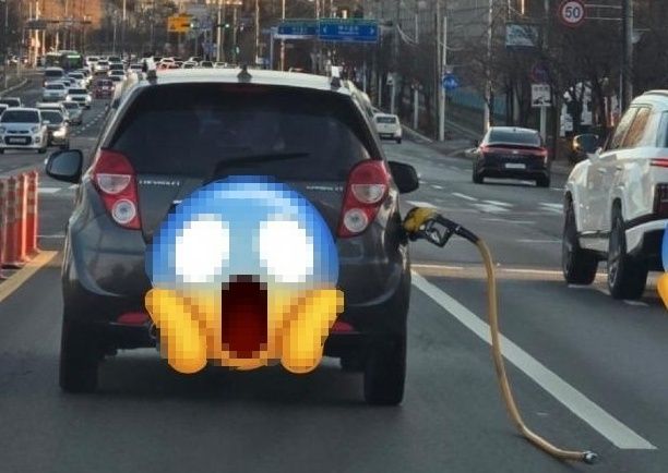 주유건 꽂은 채 주행하는 차량