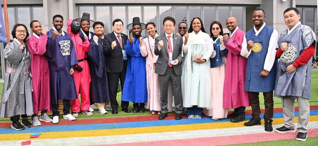 이철우 경북도지사와 주낙영 경주시장, 고위관리회의 참가자들과 기념 촬영