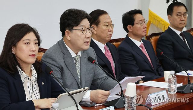 비대위원 회의서 발언하는 권성동 원내대표