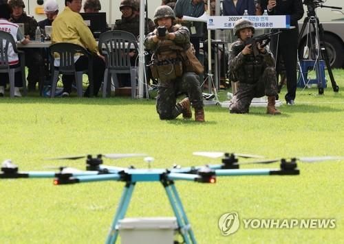 안티 드론건 활용해 드론을 제압하는 장면