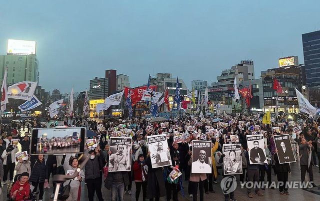 '尹 탄핵' 3·1절에 광장 모인 광주시민들
