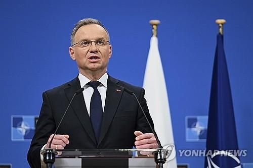 나토 본부에서 기자회견하는 폴란드 대통령