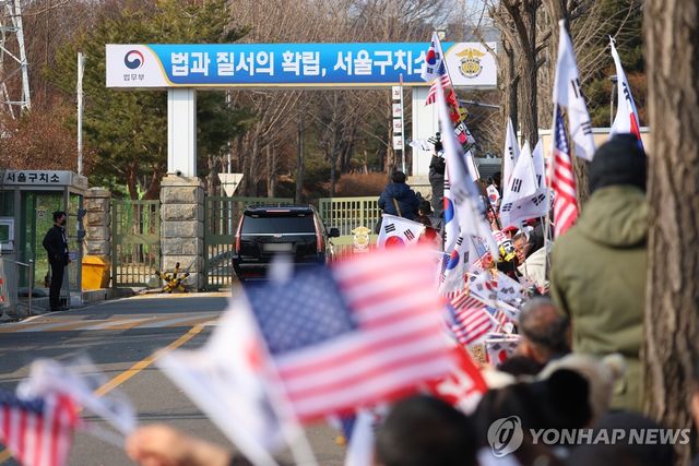 서울구치소 들어가는 대통령 경호차량