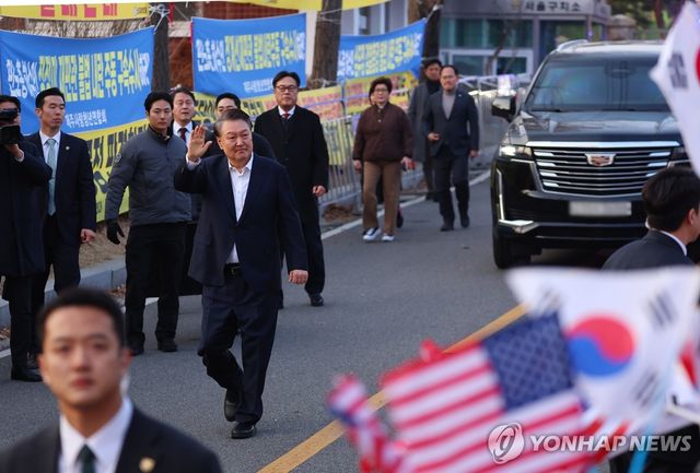 윤석열 대통령, 서울구치소 앞 지지자들 향해 인사