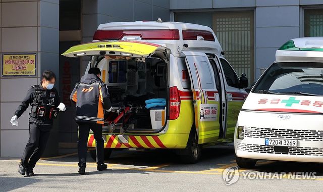 응급실 앞 119 구급대