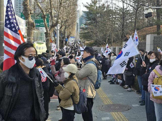 대검찰청 앞에서 시위를 벌이는 윤석열 대통령 지지자들