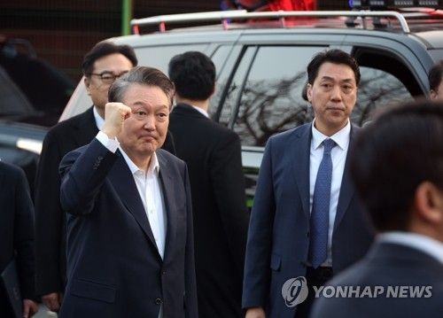 윤석열 대통령, 관저 앞 지지자들 향해 주먹 불끈 