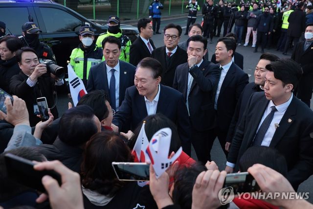 지지자들과 인사하는 윤석열 대통령
