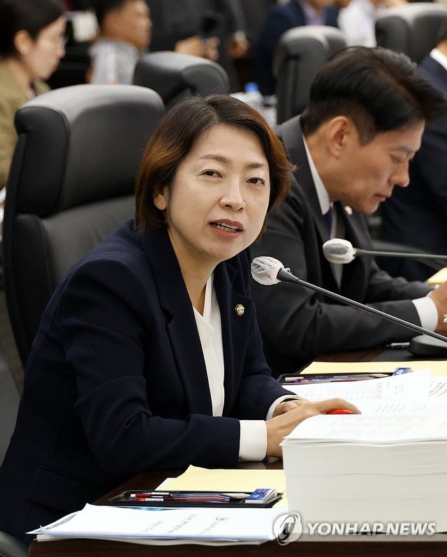 질의하는 황정아 의원