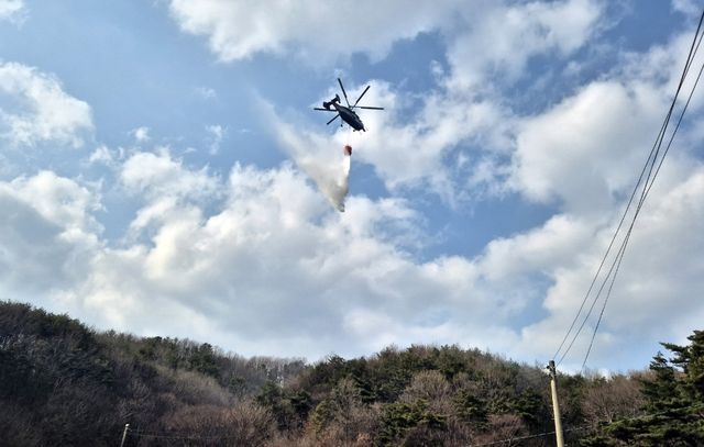 산불 진화하는 헬기