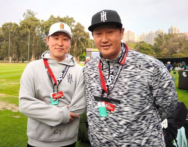 LIV 골프 홍콩 대회장을 찾은 윤석민(왼쪽)과 이대호. 