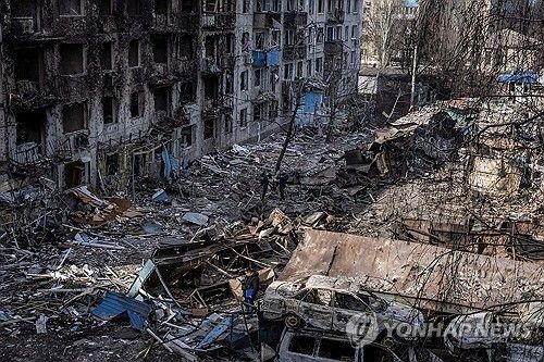 러시아 미사일에 파괴된 우크라 마을 