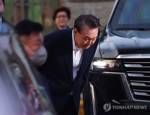 지지자들에게 고개 숙여 인사하는 윤석열 대통령