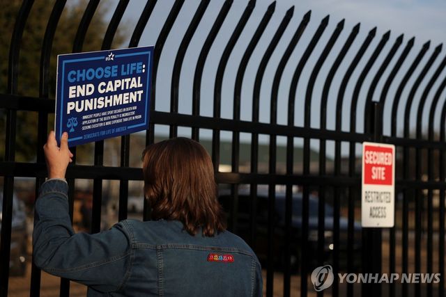사형수의 총살형 집행을 앞두고 교도소 밖에서 사형 폐지 시위를 벌이는 미국 시민