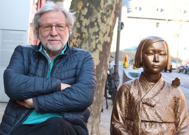 소녀상 옆에 앉은 큐레이터 카를 뢰셀
