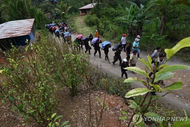 지역 주민에 의해 억류됐다가 8일(현지시간) 풀려나는 콜롬비아 경찰관과 장병들